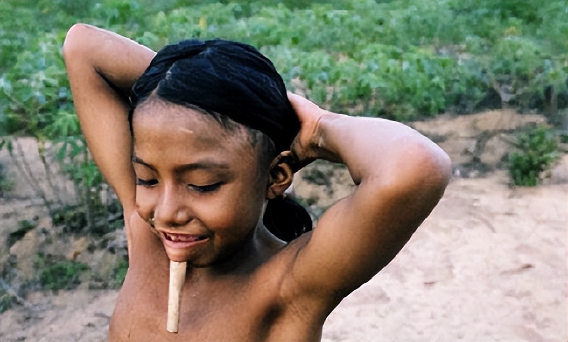 巴西的原始部落的人们 巴西有一原始部落,在这里十岁就代表成年,会在