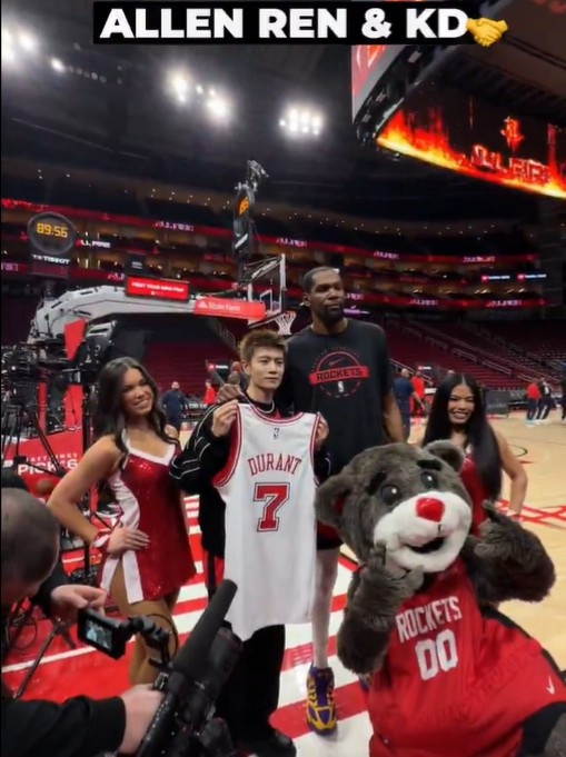 任嘉伦送杜兰特唐装作为礼物 后者回赠签名球衣合影留念